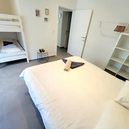 Family On The Ground Floor With Terrace - Panne A Cote *